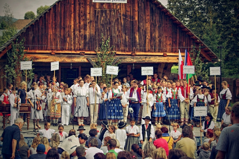 Dřevěná chalupa staříčků na samotě Dřevěná chalupa staříčků na samotě